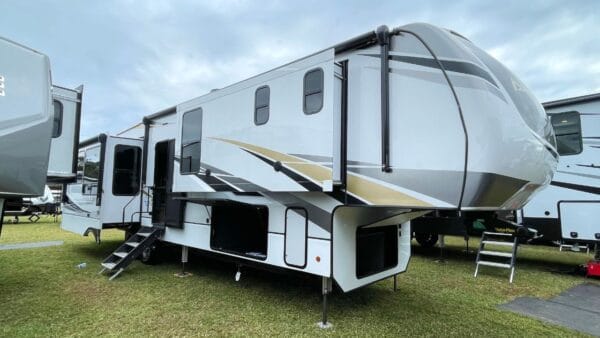Fifth wheel RV